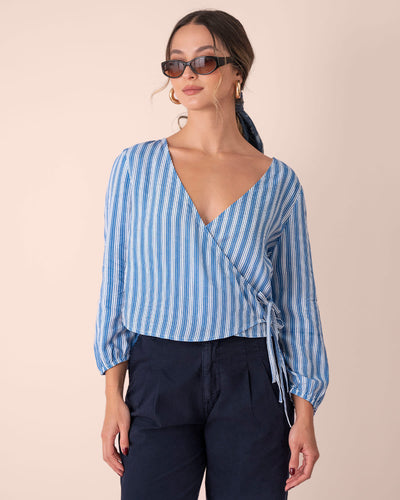 Blusa cruzada de mangas 3/4#color_022-azul-claro-rayas