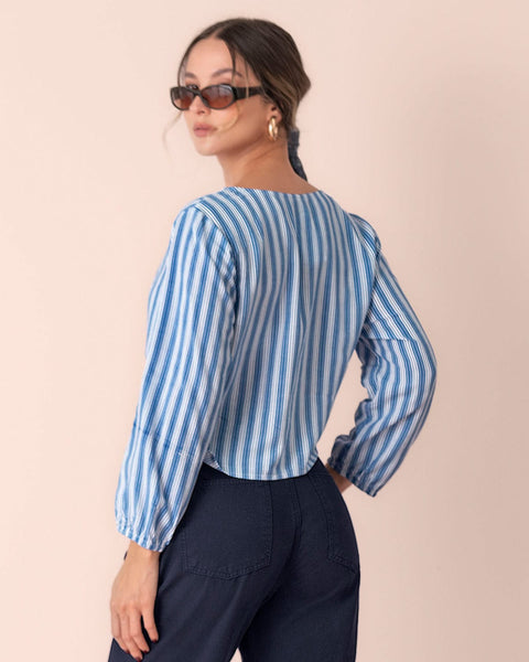 Blusa cruzada de mangas 3/4#color_022-azul-claro-rayas
