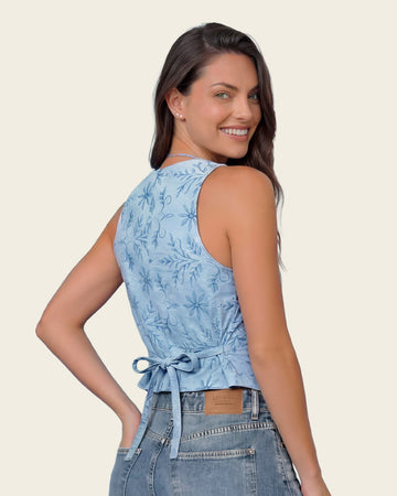 Chaleco de diseño cruzado en tela bordada#color_022-azul-claro