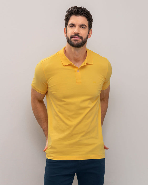 Camiseta tipo polo con bordado en frente#color_143-amarillo-medio