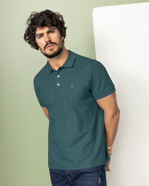 Camiseta tipo polo con bordado en frente#color_604-verde-medio