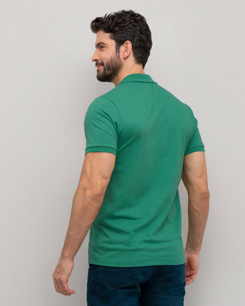 Camiseta tipo polo con bordado en frente#color_650-verde-oscuro