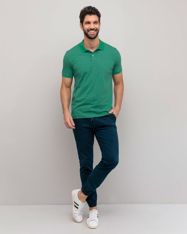 Camiseta tipo polo con bordado en frente#color_650-verde-oscuro