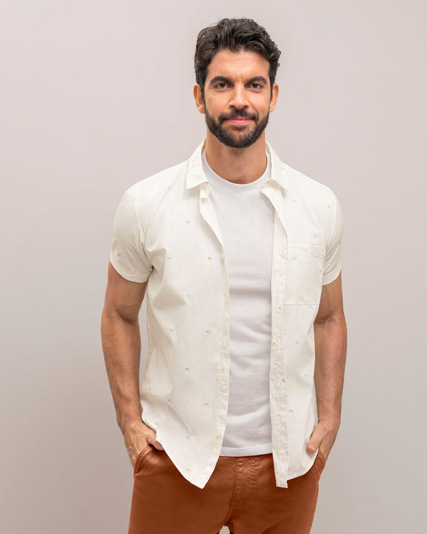 Camisa manga corta estampado continuo para hombre#color_051-blanco-estampado