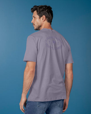 Camiseta manga corta con estampado localizado y cuello redondo#color_412-lila-oscuro