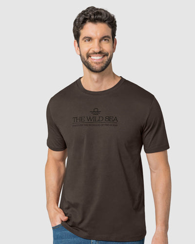 Camiseta manga corta con estampado localizado y cuello redondo#color_800-cafe-oscuro
