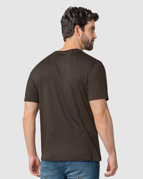 Camiseta manga corta con estampado localizado y cuello redondo#color_800-cafe-oscuro