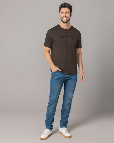 Camiseta manga corta con estampado localizado y cuello redondo#color_800-cafe-oscuro