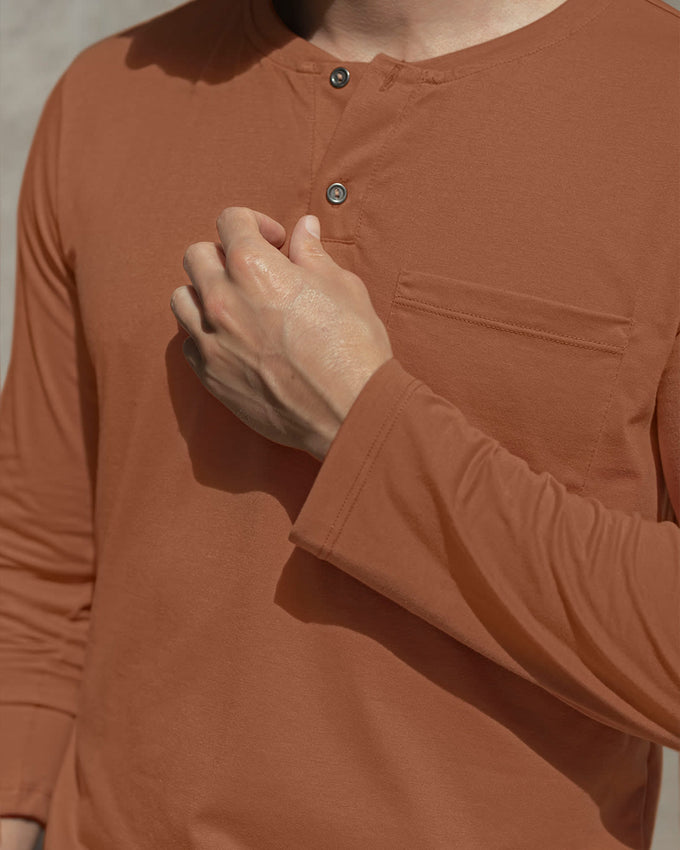 Camiseta manga larga con cuello redondo y botones funcionales#color_221-terracota