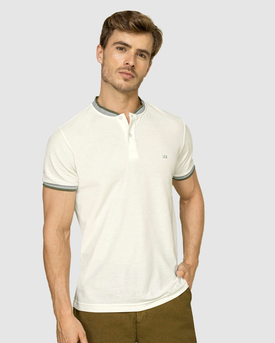 Camiseta con cuello henley y botones funcionales