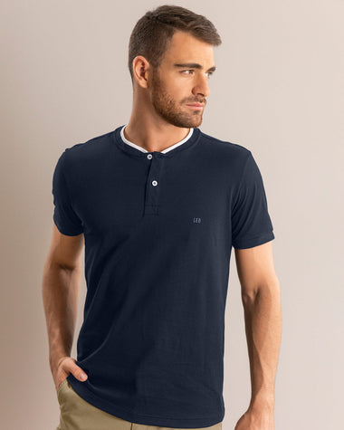 Camiseta con cuello henley y botones  funcionales#color_457-azul