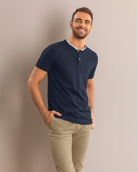 Camiseta con cuello henley y botones  funcionales#color_457-azul