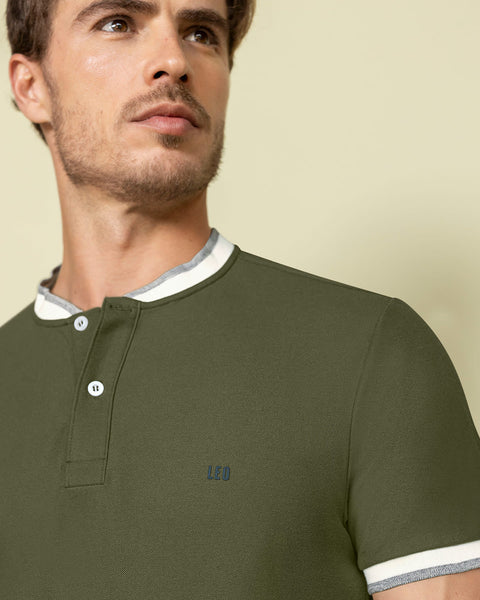 Camiseta con cuello henley y botones funcionales#color_601-verde