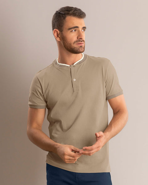 Camiseta con cuello henley y botones  funcionales#color_897-cafe