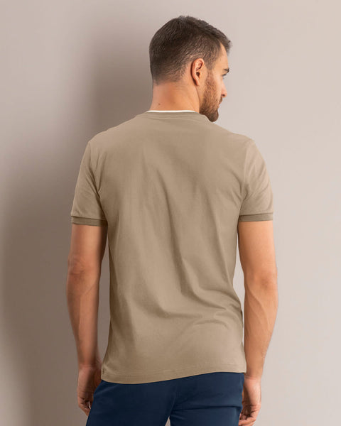 Camiseta con cuello henley y botones  funcionales#color_897-cafe