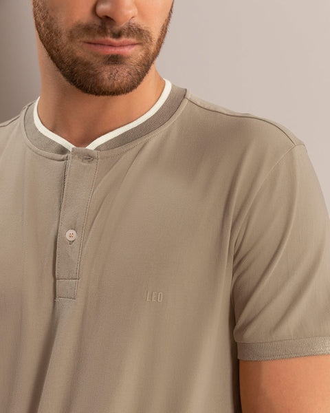 Camiseta con cuello henley y botones  funcionales#color_897-cafe