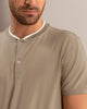 Camiseta con cuello henley y botones  funcionales#color_897-cafe
