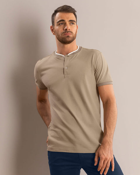 Camiseta con cuello henley y botones  funcionales#color_897-cafe