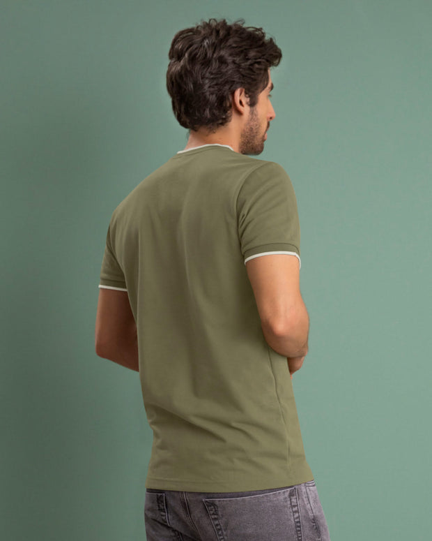Camiseta con cuello y mangas tejidos en contraste#color_660-verde-oscuro
