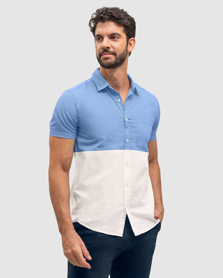 Camisa manga corta con botones funcionales y bloques de color#color_517-azul-blanco
