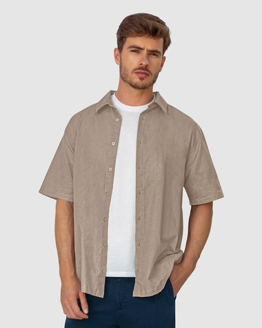 Camisa manga corta con botones  funcionales y cuello camisero#color_873-camel