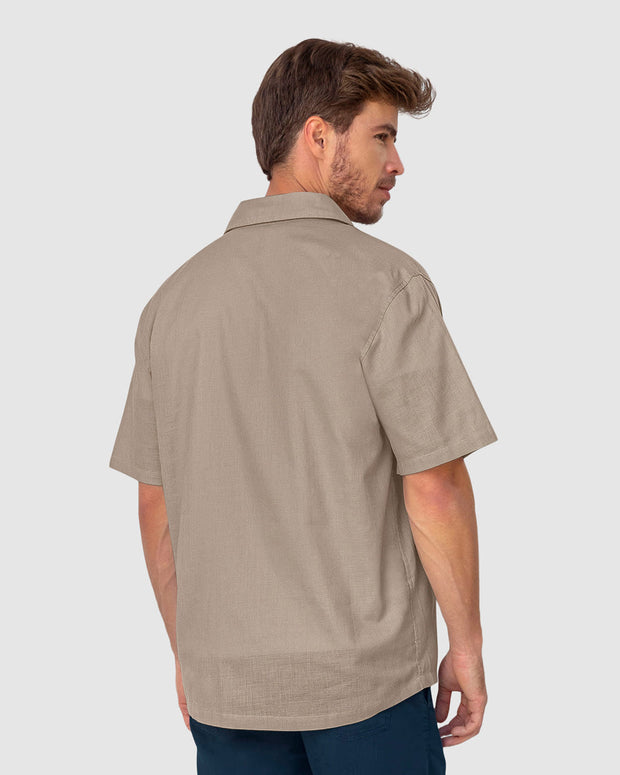Camisa manga corta con botones  funcionales y cuello camisero#color_873-camel