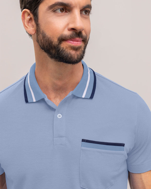 Camiseta tipo polo con botones  funcionales y bolsillo decorativo#color_052-azul-medio