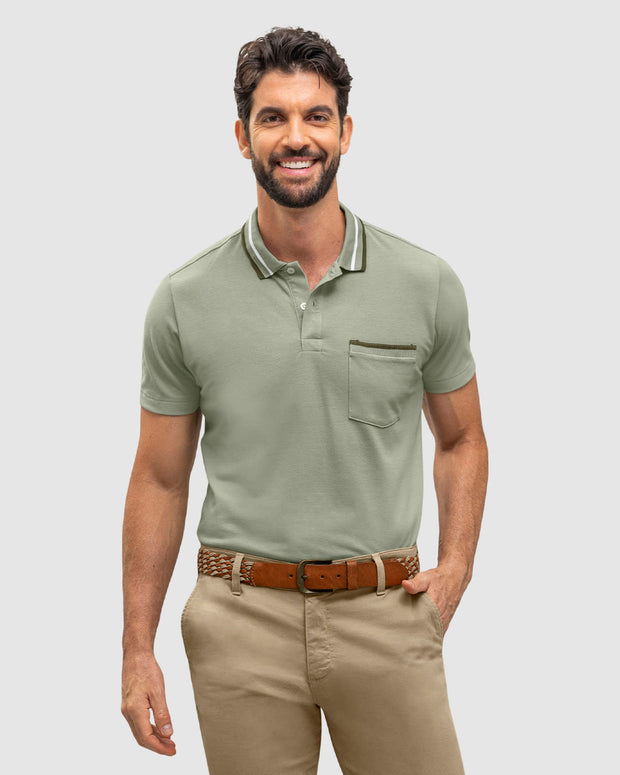 Camiseta tipo polo con botones  funcionales y bolsillo decorativo#color_604-verde-medio