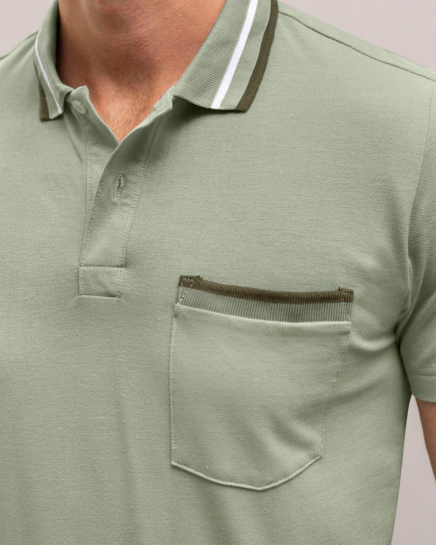 Camiseta tipo polo con botones  funcionales y bolsillo decorativo#color_604-verde-medio