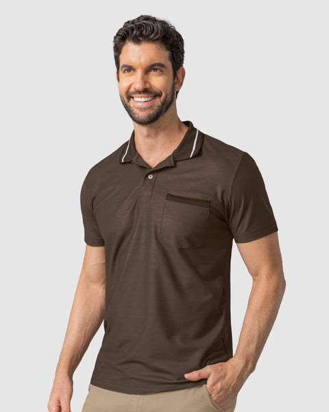 Camiseta tipo polo con botones  funcionales y bolsillo decorativo#color_800-cafe-oscuro