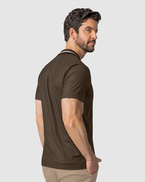 Camiseta tipo polo con botones  funcionales y bolsillo decorativo#color_800-cafe-oscuro