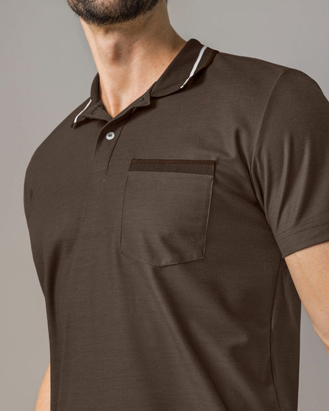 Camiseta tipo polo con botones  funcionales y bolsillo decorativo#color_800-cafe-oscuro
