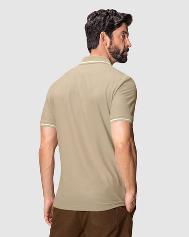 Camiseta tipo polo con cierre funcional#color_084-arena