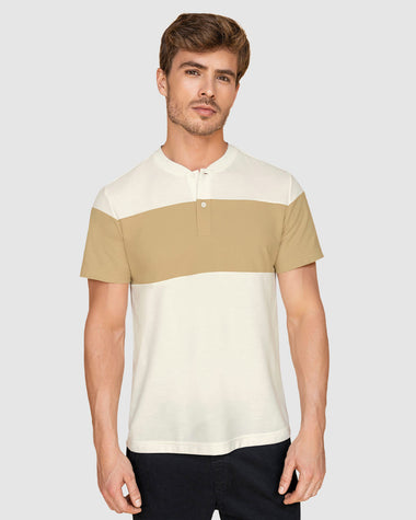 Camiseta henley bloque de color#color_018-marfil-bloque-cafe