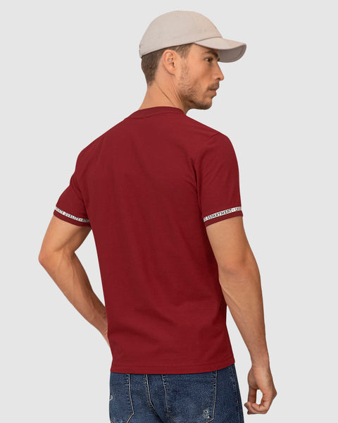 Camiseta henley con detalle de elástico estampado en mangas#color_349-vino