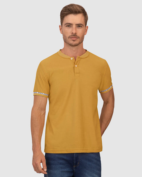 Camiseta henley con detalle de elástico estampado en mangas#color_847-mostaza