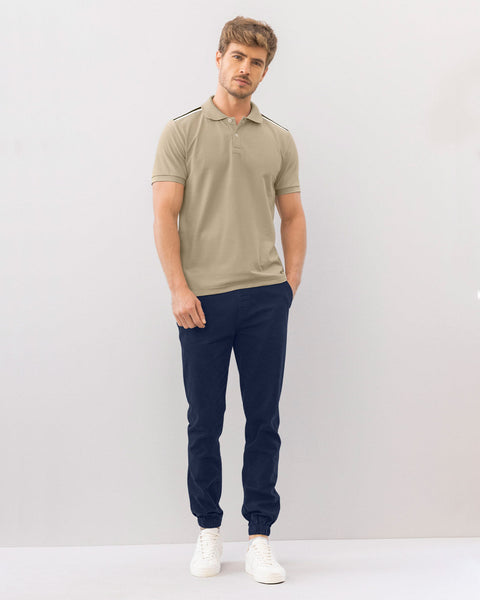 Camiseta tipo polo con pieza decorativa en hombros#color_084-arena