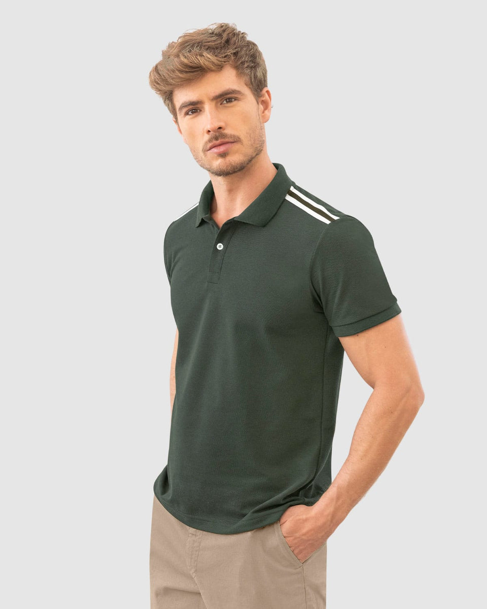 Camiseta tipo polo con pieza decorativa en hombros