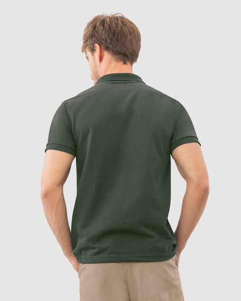 Camiseta tipo polo con pieza decorativa en hombros#color_601-verde-opaco