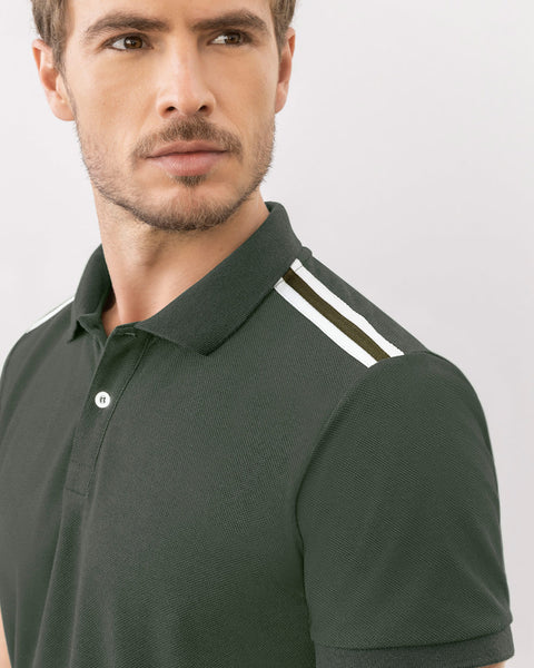 Camiseta tipo polo con pieza decorativa en hombros#color_601-verde-opaco