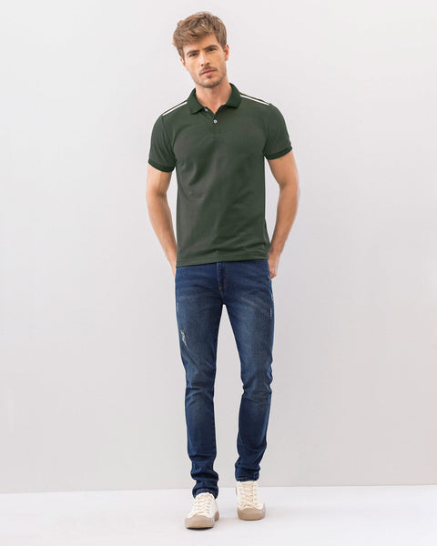 Camiseta tipo polo con pieza decorativa en hombros#color_601-verde-opaco