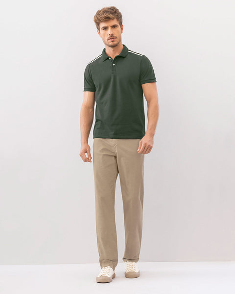 Camiseta tipo polo con pieza decorativa en hombros#color_601-verde-opaco