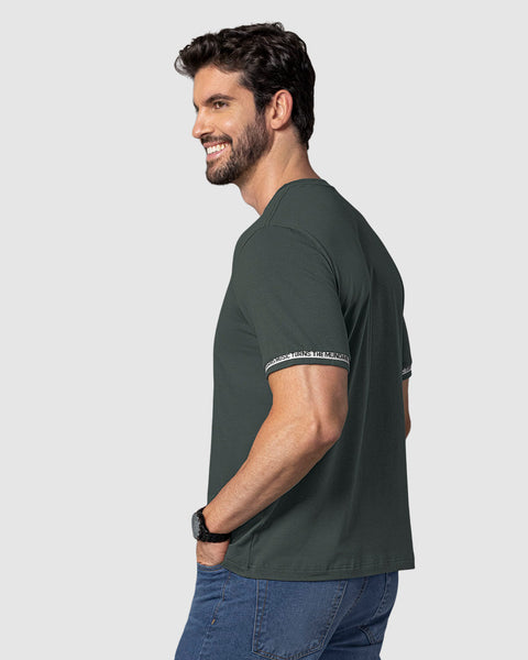 Camiseta con detalle de elástico estampado en mangas#color_706-gris-oscuro