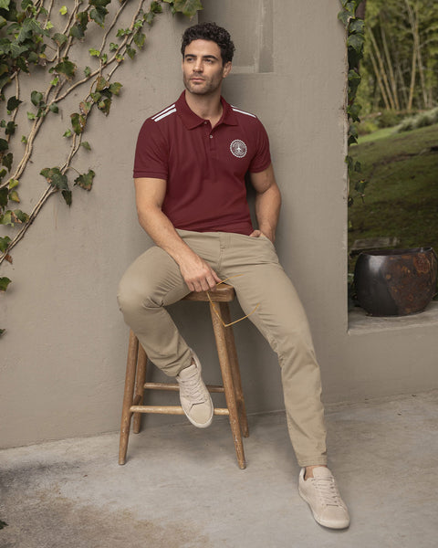 Camiseta tipo polo con estampado en relieve#color_430-vino