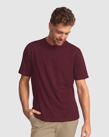 Camiseta básica manga corta con estampado en alta con textura#color_c37-vino-borgona