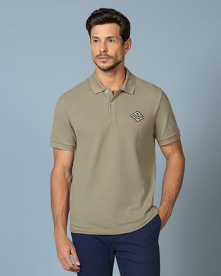 Camiseta tipo polo con aplique bordado#color_381-cafe-claro