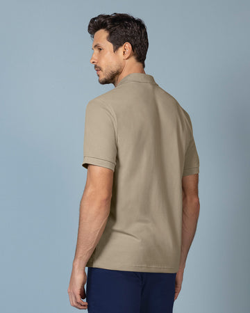 Camiseta tipo polo con aplique bordado#color_381-cafe-claro