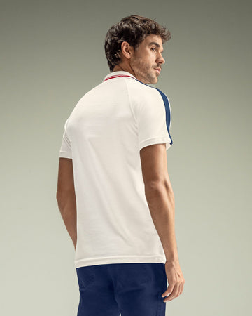 Camiseta tipo polo con cuello sport y detalles en contraste#color_000-blanco