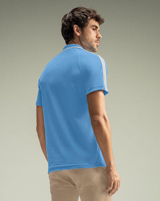 Camiseta tipo polo con cuello sport y detalles en contraste#color_022-azul-claro