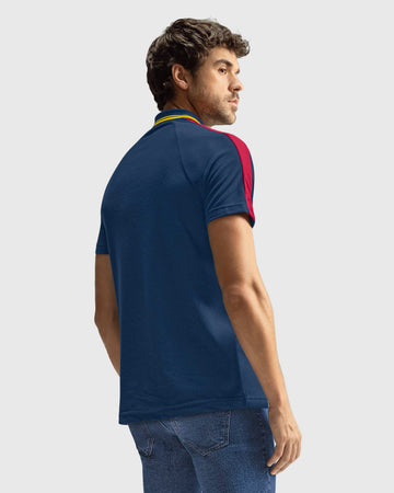 Camiseta tipo polo con cuello sport y detalles en contraste#color_024-azul-oscuro